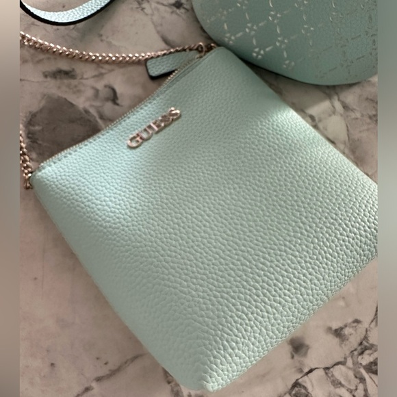 Guess 2-in-1 Amara Crossbody 🩵 - Picture 4 of 8
